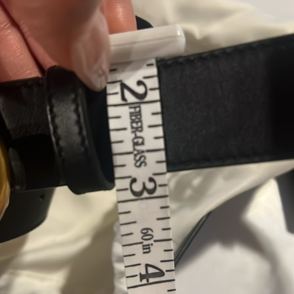 Gucci Women's Belt in Black with Gold Buckle - Picture 5 of 5